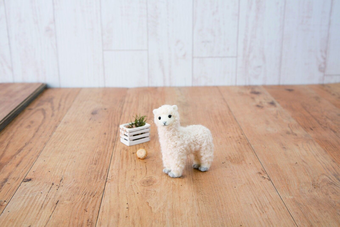 Hamanaka Needle Felting Kit: Crafting Cute Animals with Wool - Alpaca NEW
