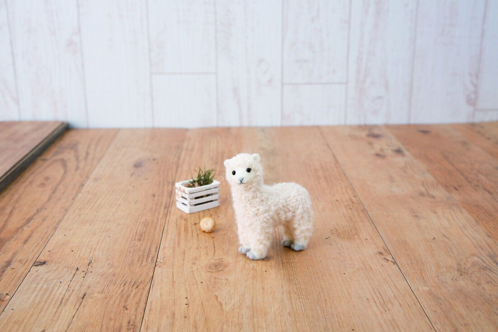 Hamanaka Needle Felting Kit: Crafting Cute Animals with Wool - Alpaca NEW